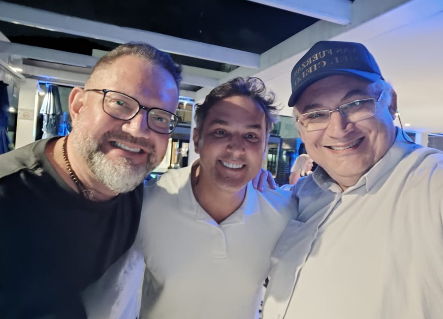 Com lideranças e apoiadores