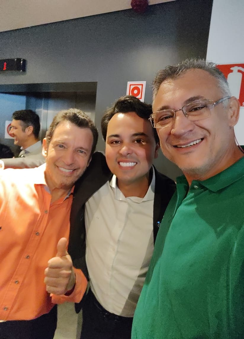 Com lideranças e apoiadores