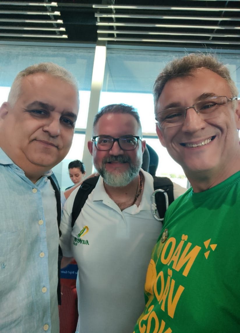Com lideranças e apoiadores