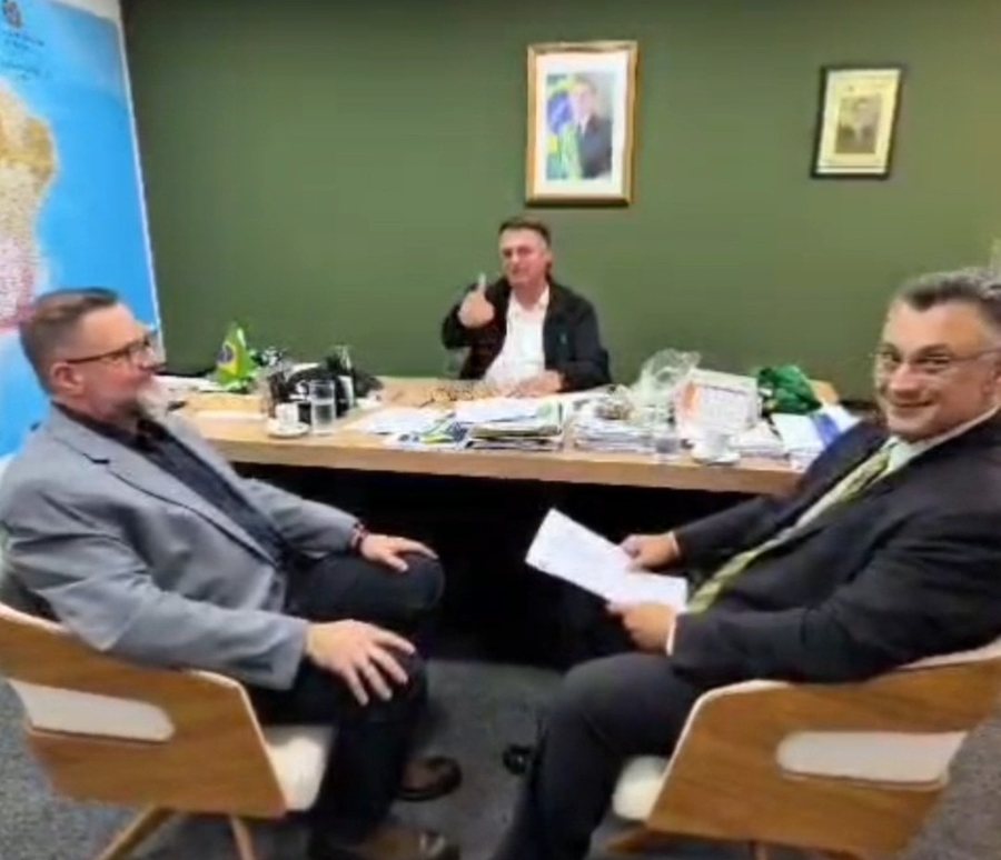 Com lideranças e apoiadores
